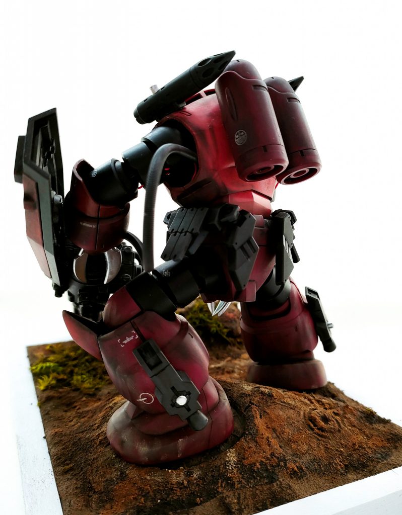 ガトリングはスプリングで接続しています。単純に繋ぐところなかったので、見栄え重視でこの位置です。これ胴体内部に弾薬詰まっていると考えると恐ろしいですね。水中から奇襲して自爆するまで弾をバラ撒き続けるMS。誰が乗るんだこんなの。