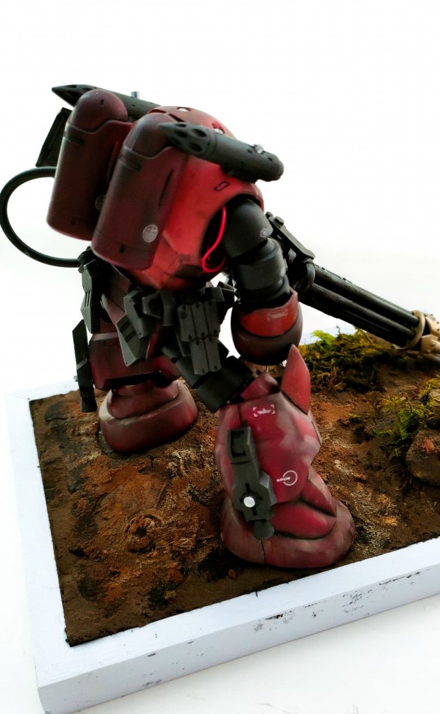 赤ワイヤーがちらり。腕部と脚部の蛇腹内部にもワイヤーを通していますがほとんど見えないですね。腰部と肩部にボリュームが欲しかったのでアーマーを追加。たぶん30MSの何かだったと思います。 