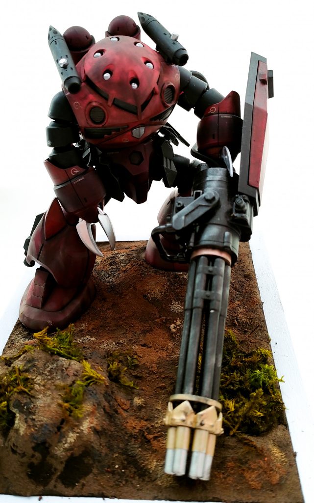 メイン武装のシールドガトリング。グフカスタムへの憧れ。ガトリングは以前作ったドムからひとつ拝借しました。二丁持つとバランス悪かったので。シールド部分はジム系から。現地改修感出てると嬉しいです。