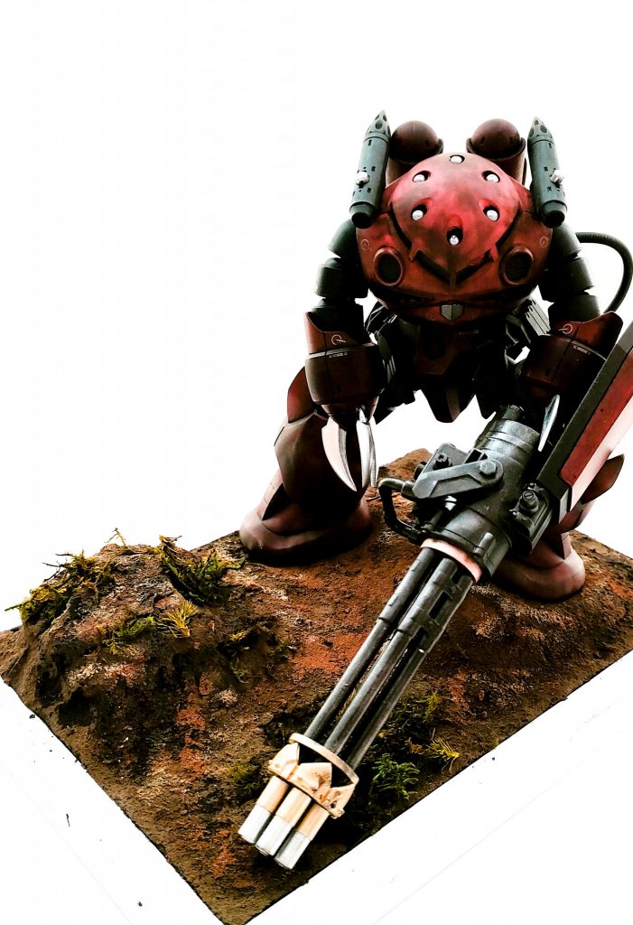 土台はいつもどおり塗料以外は百均です。今回初めて草を植えてみました。どうでしょうか。ガトリングは重すぎて上がりません。無念。関節に細工しようかと思いましたが割れそうだったのでやめました。