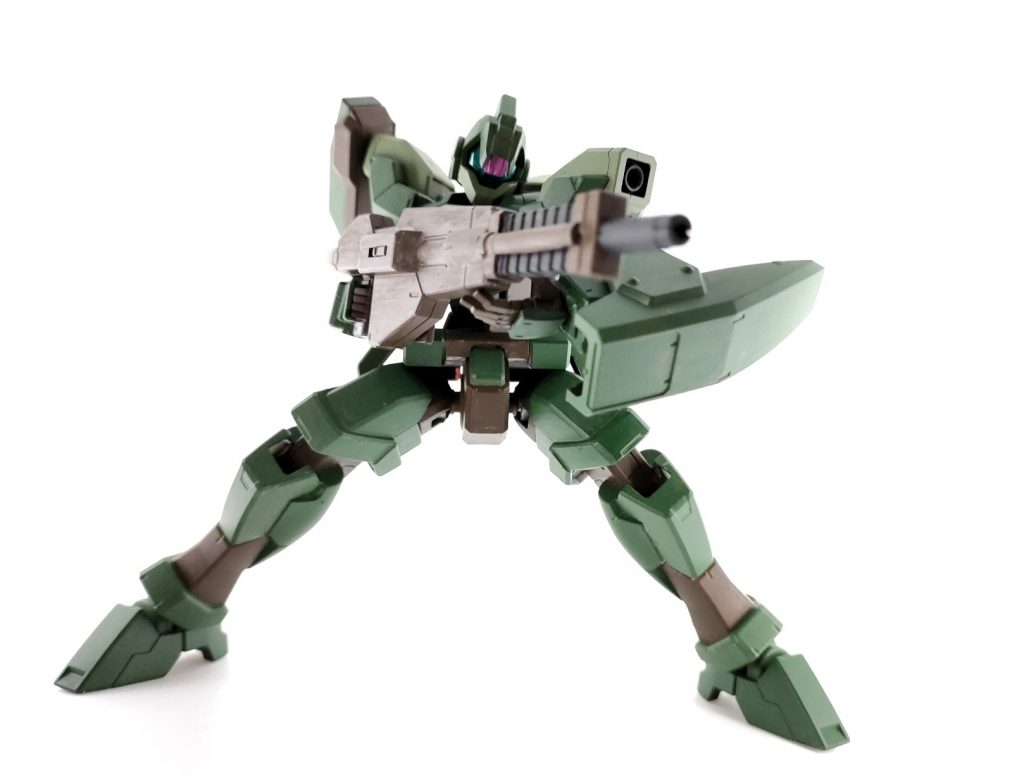 左肩と背部に搭載しているミサイルコンテナと、同じく背部のキャノンを乱れるように撃ち続けながら撹乱し、隙を見せた機体を右腕のドッズレールガンで撃ち抜き戦います。それぞれ、弾薬が尽きたものからパージしていきます。