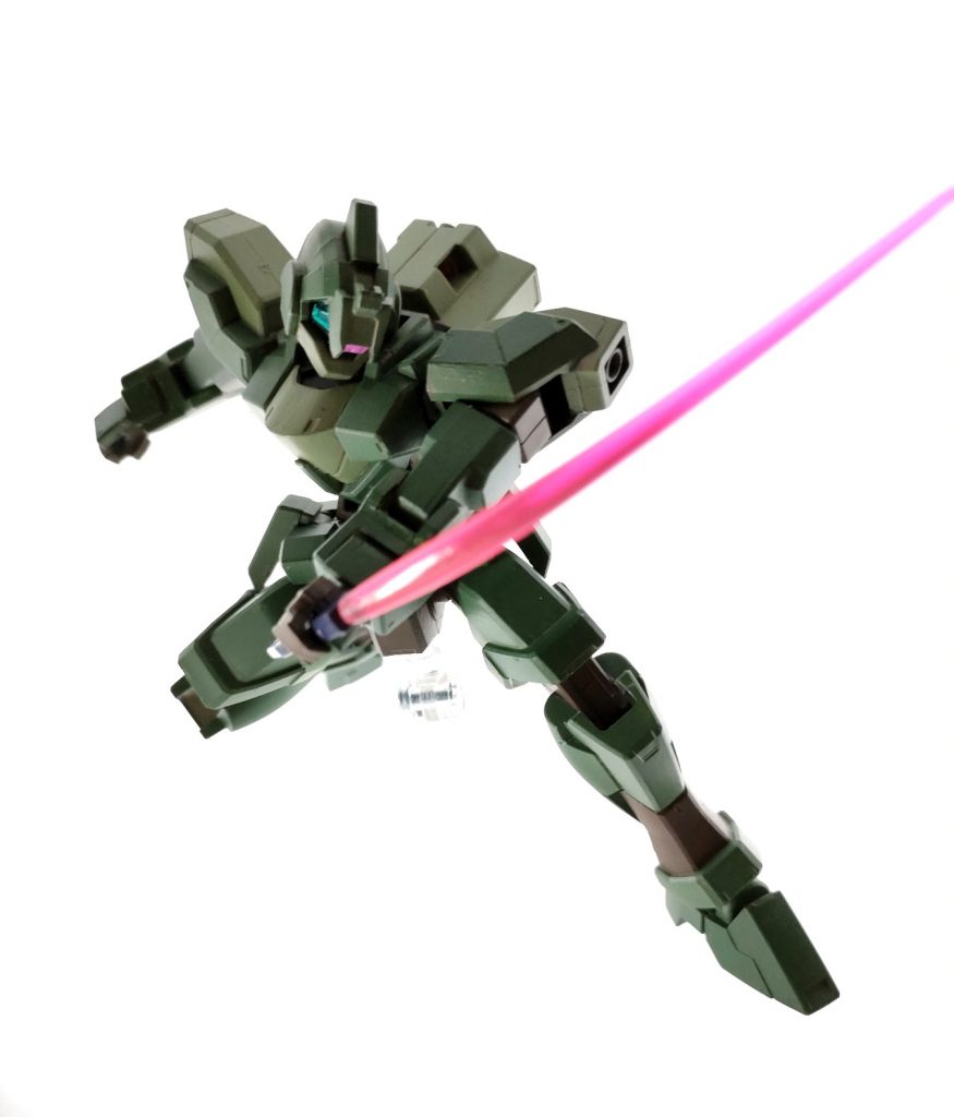 射撃武器を全て使い果たしたら、右肩のコンテナからビームサーベルを取り出して近接戦闘で戦います。