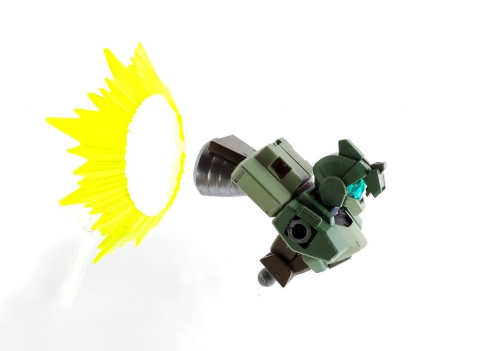 そのビームサーベルまでも失うほどに戦うだけ戦ったら、両腕と下半身をパージして、背部のバーニアを展開することで緊急脱出モードに変形します。これでひたすら逃げて戦線を離脱します。全力で逃げます。生きて地球に帰ります。「好き放題やりたい放題やって帰る」がこの機体の運用方針になります。