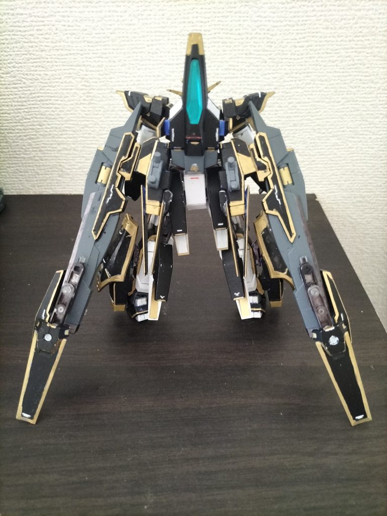 駐機形態やたら長くて重いシグマシスライフルをマントのように接地させて安定させる。