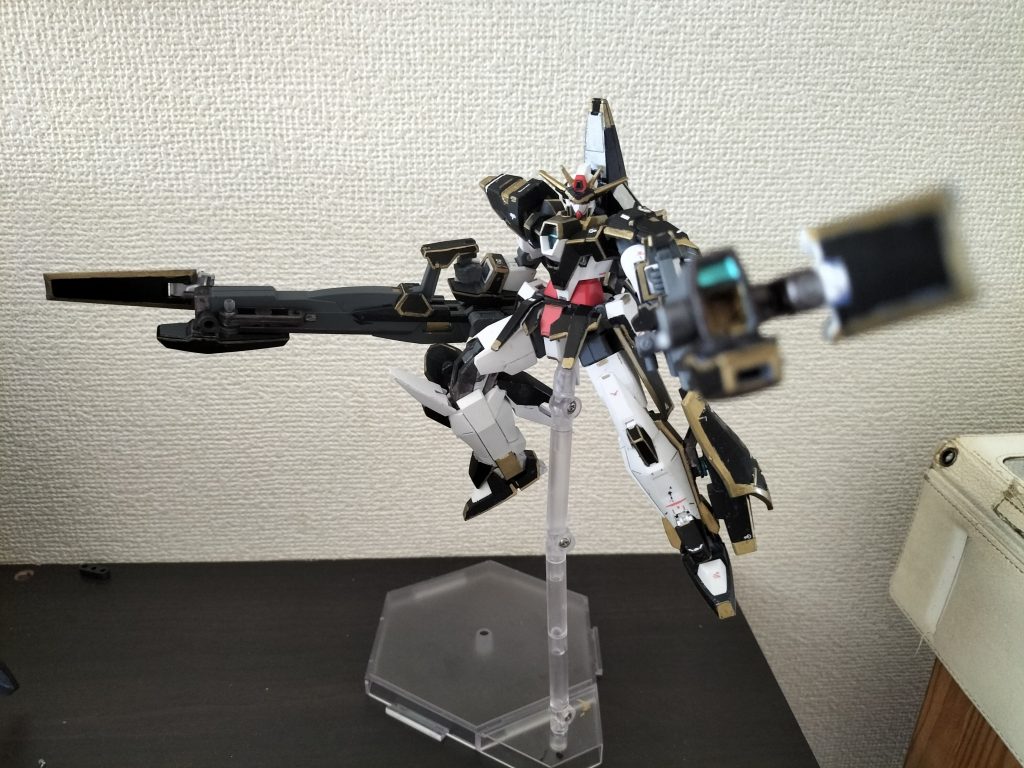 X(クロス)シグマシスライフル L/R強烈な威力のビームを放つ砲塔。スタビライザーはXラウンダー等の適正によってはファンネルのように飛ばすこともできるらしい。砲口下に着いたショートシールドからビームサーベルを展開して、その長さによって槍のように扱うこともできる