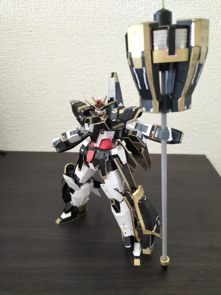 ギガントハンマー見た目通りの質量兵器。実のところは、予備エネルギータンクに棒をつけて振り回しているシロモノ。アストレイレッドフレームの光雷球を見て感銘を受けたパイロットが上部のエネルギーアウトプットで応用し、巨大な雷の珠を落雷のように叩き落とす、