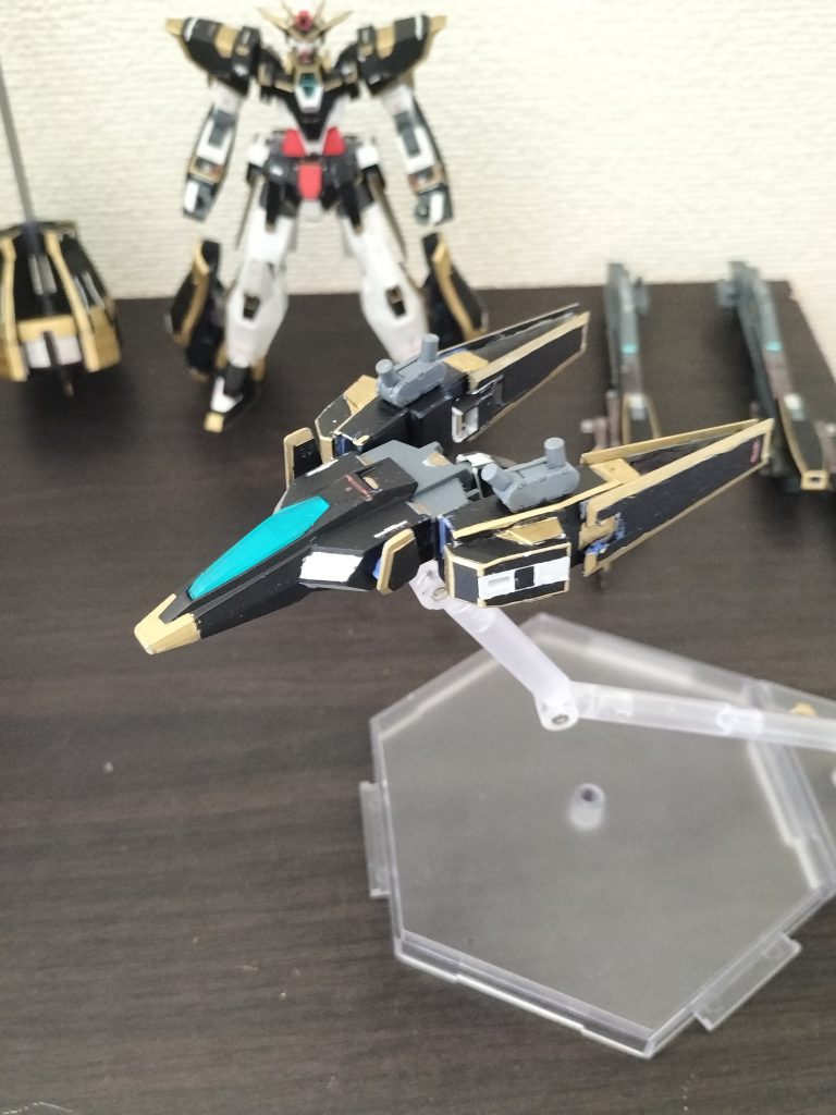 コアファイタークロスシグマシスライフルと接続するためのジョイントと4連対空バルカンが増設された機体。数少ない内蔵兵装。スラスター推力も高められている。