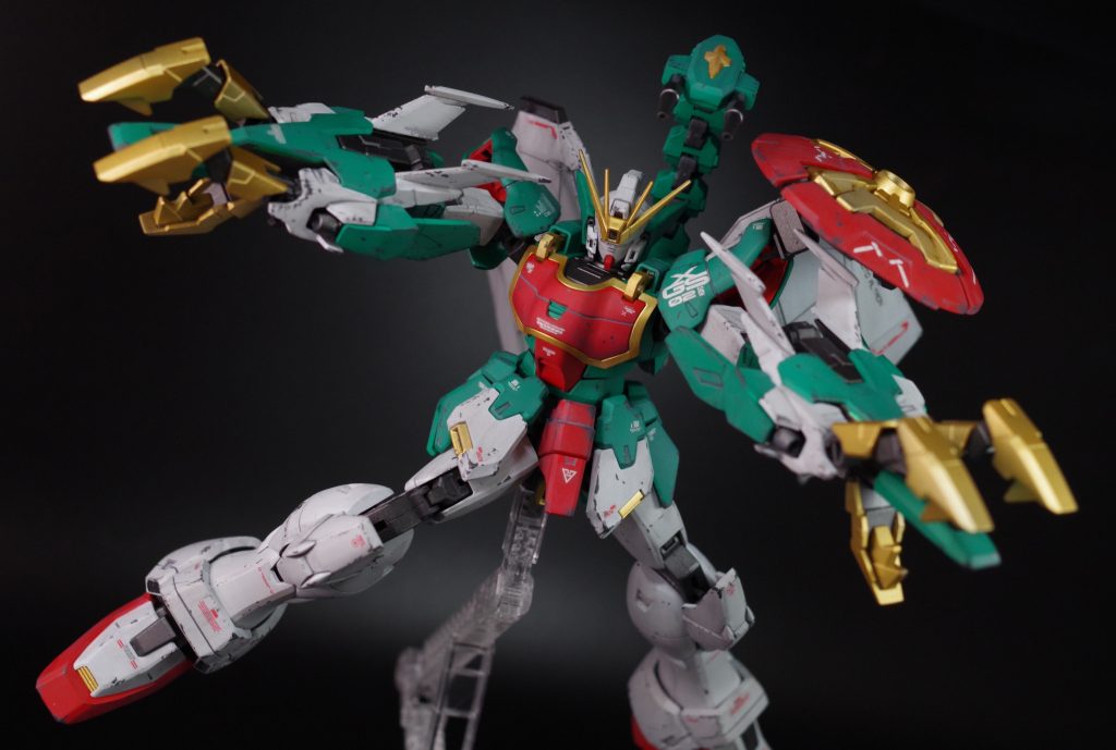 なるべくアニメ版アルトロンの配色をまんま塗装するよう心掛けました。メインのグリーンは何パターンもサンプルを作って、理想のグリーンになるまで調色頑張りました!明るいグリーンなんけどポップ過ぎない、それでいてナタクほど暗くもない絶妙なラインを突けたと思ってます。もうすこしサラッとしたウェザリングにする予定だったんですが、なんかやりだしたら止まらなくなっちゃってそこそこ汚い機体になってしまいました。カッコいいからいいや!