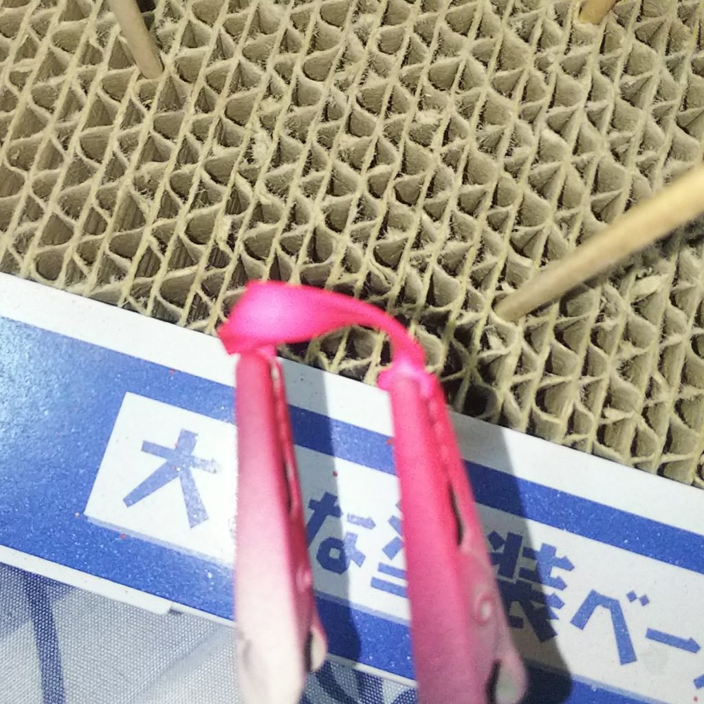 こんなにねじっても割れないウレヒーロー凄すぎる。。。