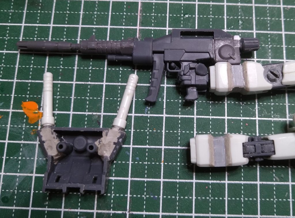 ビームライフルは中央をhguc、前後をオリジンのプロトタイプライフルから移植腕の凹形状は切り取ってプラ板、waveの三角棒で作成 ここから更にエッジ出したり削ったり作り直してます。