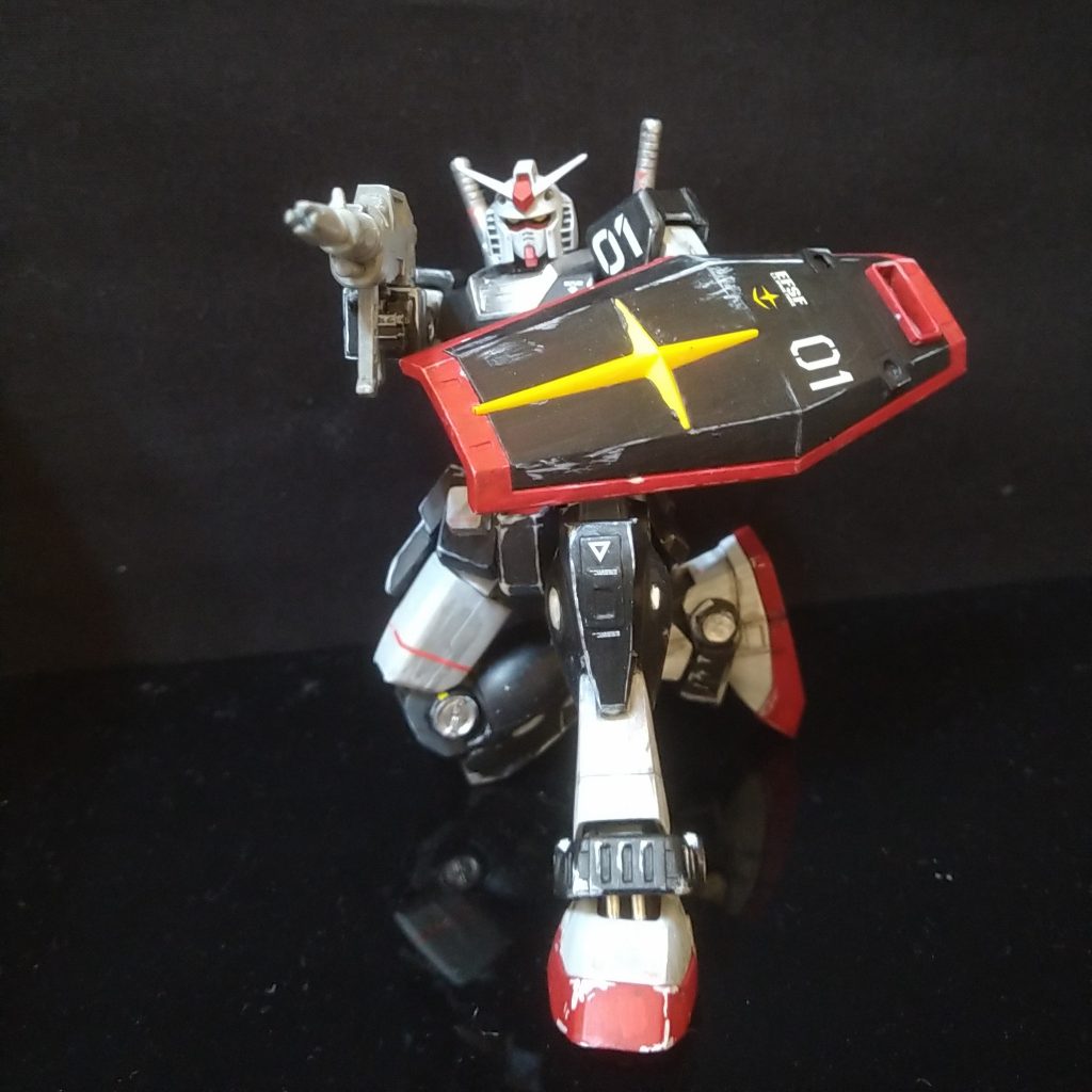 膝の形状は大幅修正。上端を詰めて、正面をフラットにかつ膝ダクトは正面から見えないように一枚プラ板を貼り付け肘膝の丸モールドは1/100オリジンガンダムの物を厚みを調整。足首は肘のをオユマル型どりしてUVレジンで複製足首の隙間から見えるシリンダーはブラスパイプとプラ棒で置き換え