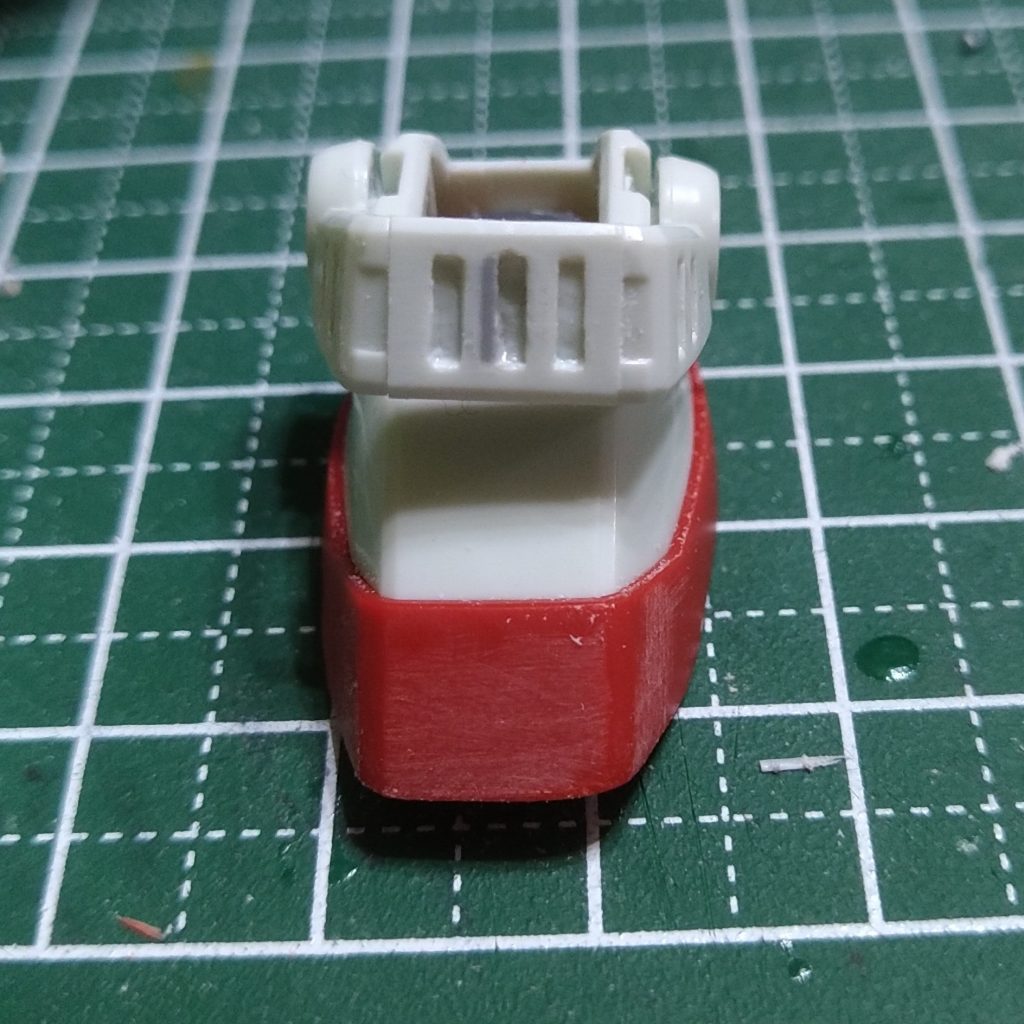 足の甲はスリットをファンテックのスジボリカーバイドで彫り込み。幅を一定にできる。足甲が斜めになるように、軸が入る足首側の穴を外は上に広げて下をプラ板で塞ぐ。内は上下逆の加工をして傾けました。