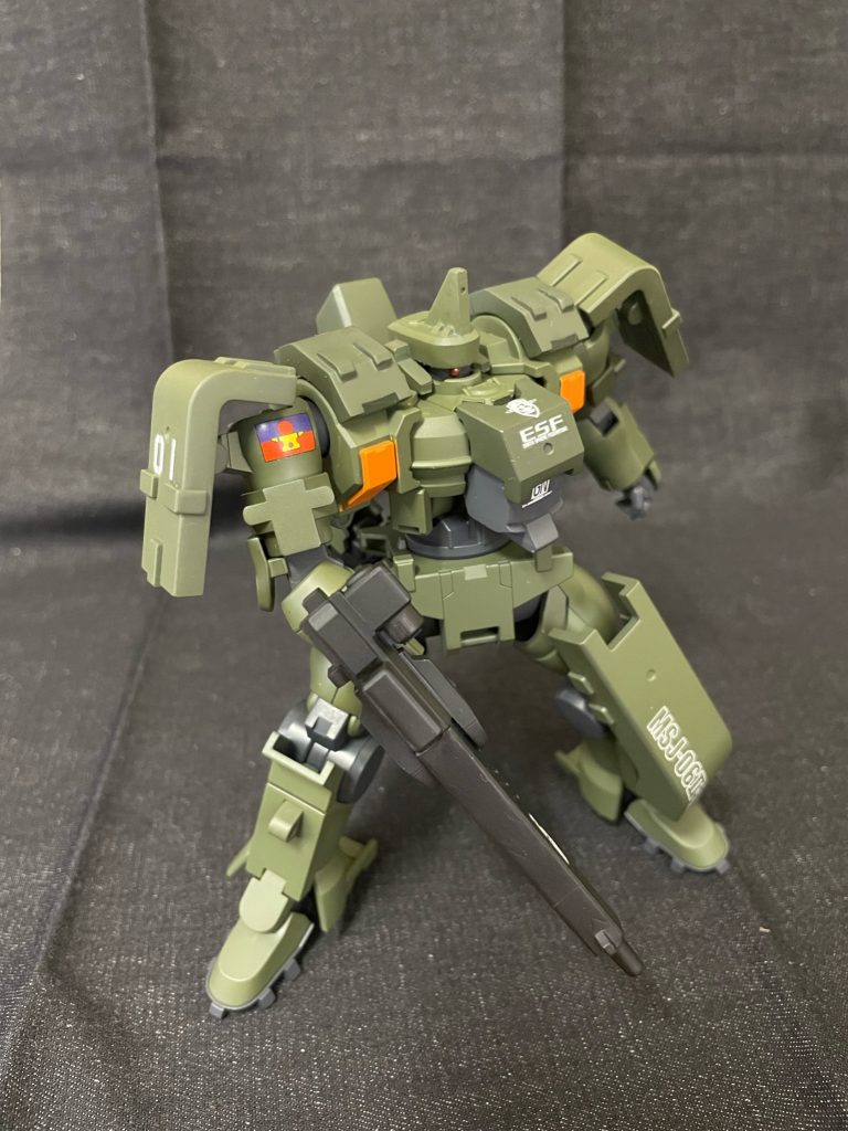 右腕部は200mm×25口径長滑腔砲からGNライフルに変更されている。ライフルはアヘッドのライフルをベースに長滑腔砲と誤認されるようにデザインを似せている。