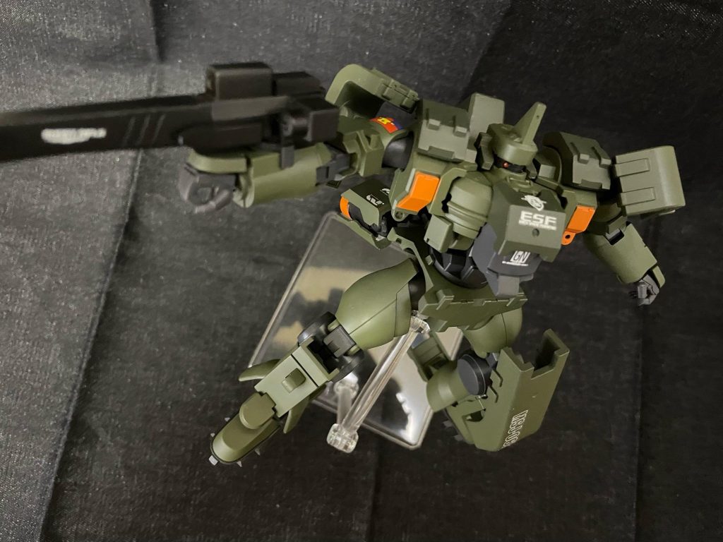 主力機がGN-Xに切り替わったことにより余った機体を活用する計画においてGNドライブの搭載を試みた試作機。胸部にドライブとコックピットを収めるために通常よりも2倍胸部がせり出してしまっている。