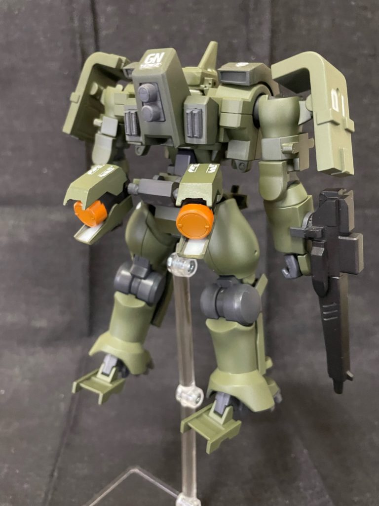 背部はソレスタルビーイングが運用していたガンダム設計を参考に配置。背部スラスターで移動、腰部で急制動等の機動を行う。