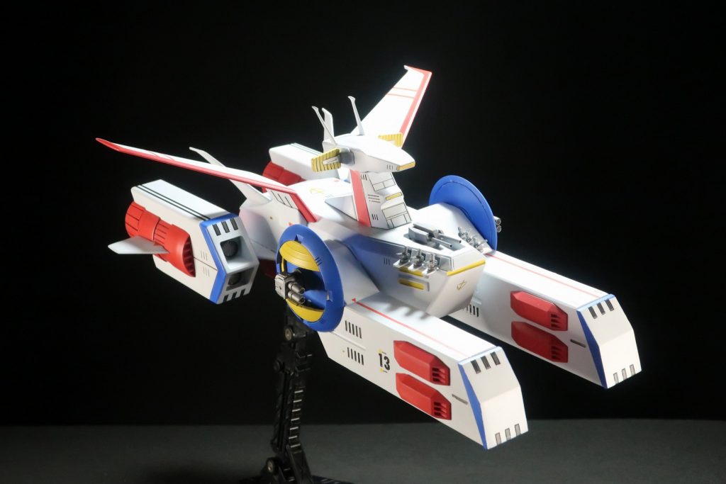 俯瞰。艦橋が大きすぎたので後部を縮小しています。元々のスジは深く太かったので埋めてしまい、代わりにデカールで寂しくないようにしています。