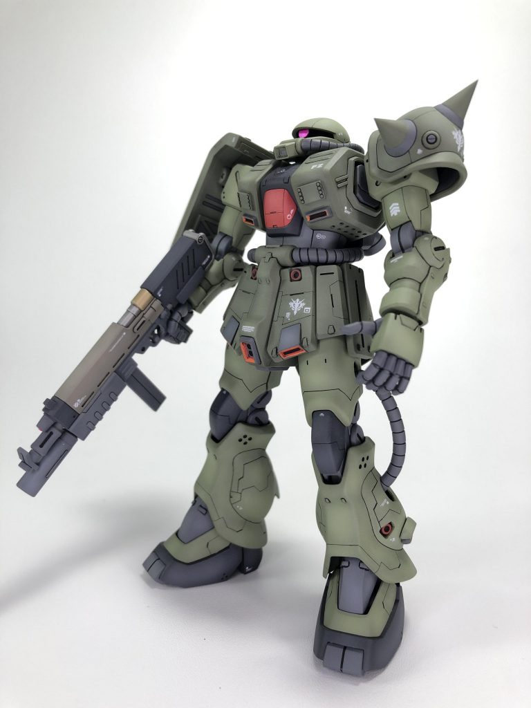 携帯電話を逆さまにして、モデルを実際より大きく見せてみました