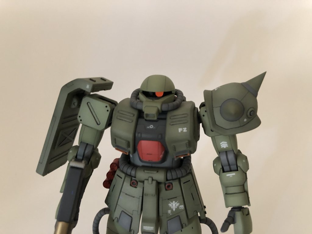 モノアイは可動式で、蛍光塗料で塗装されている。武器カメラも。