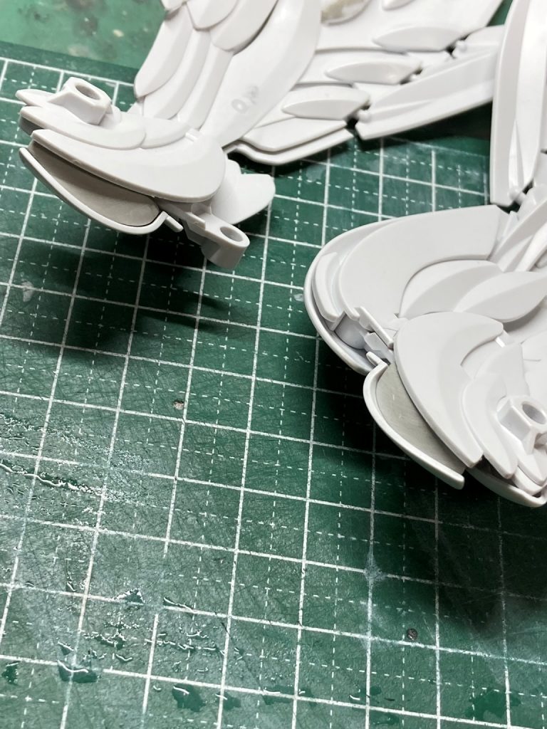 上には大きな隙間があるのでエポパテで埋めます。連動ギミックは死にます。