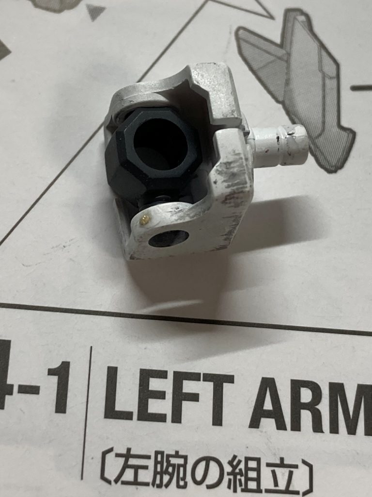 仕上げの時に割れたので真鍮線で補強しておきました。