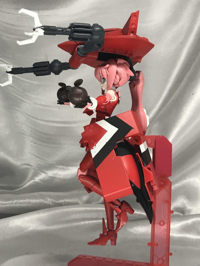 腰の装備はジャンクパーツのいかにも装甲って感じのものをスカートに貼りつけ、ビグラング風に。ビグロの下部に穴をあけてサラの頭を干渉しないようにしてます。