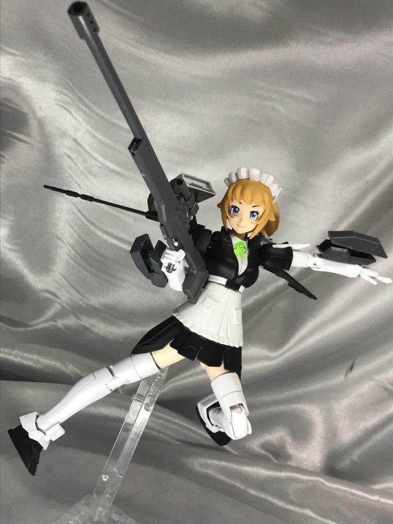 股関節はスカートの丈が固定なので大きく変更。足が更に大きく開けるようにしました。腕のガトリングガンはアームズについてる展開可能なものに差し替えました。