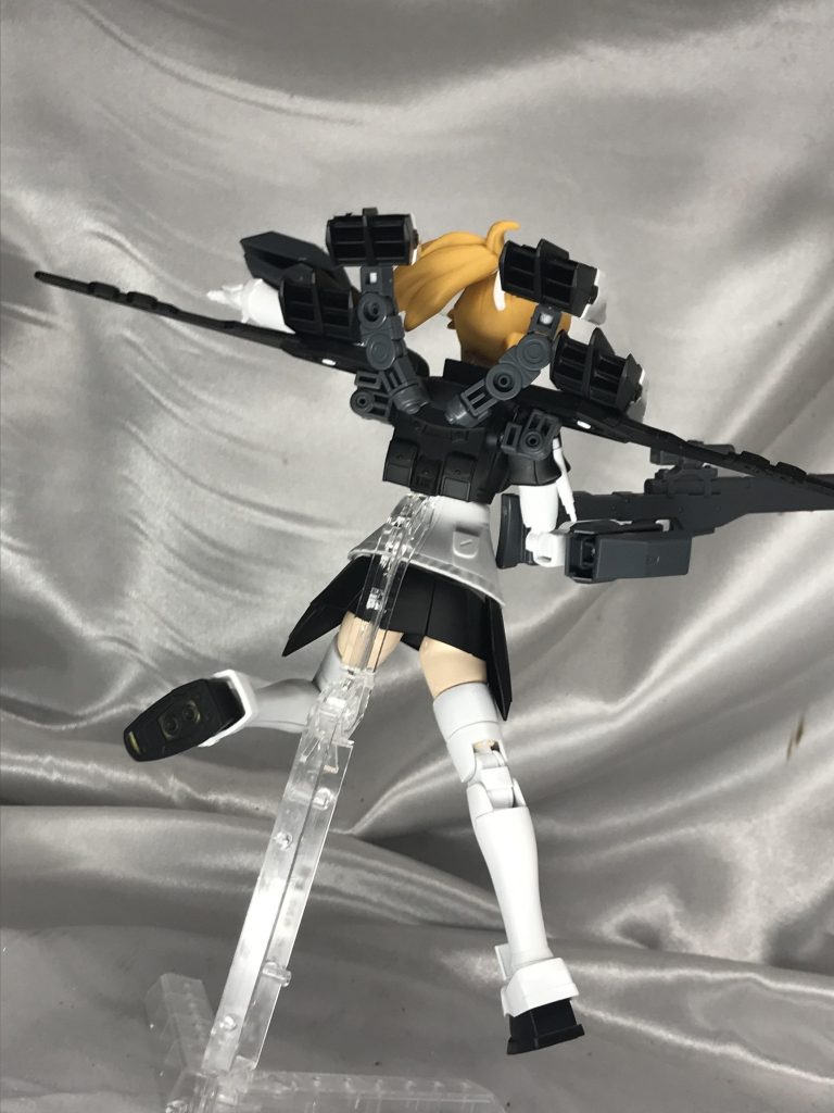 背中のエールユニットはアームでつながっているのでかなり動かせます。