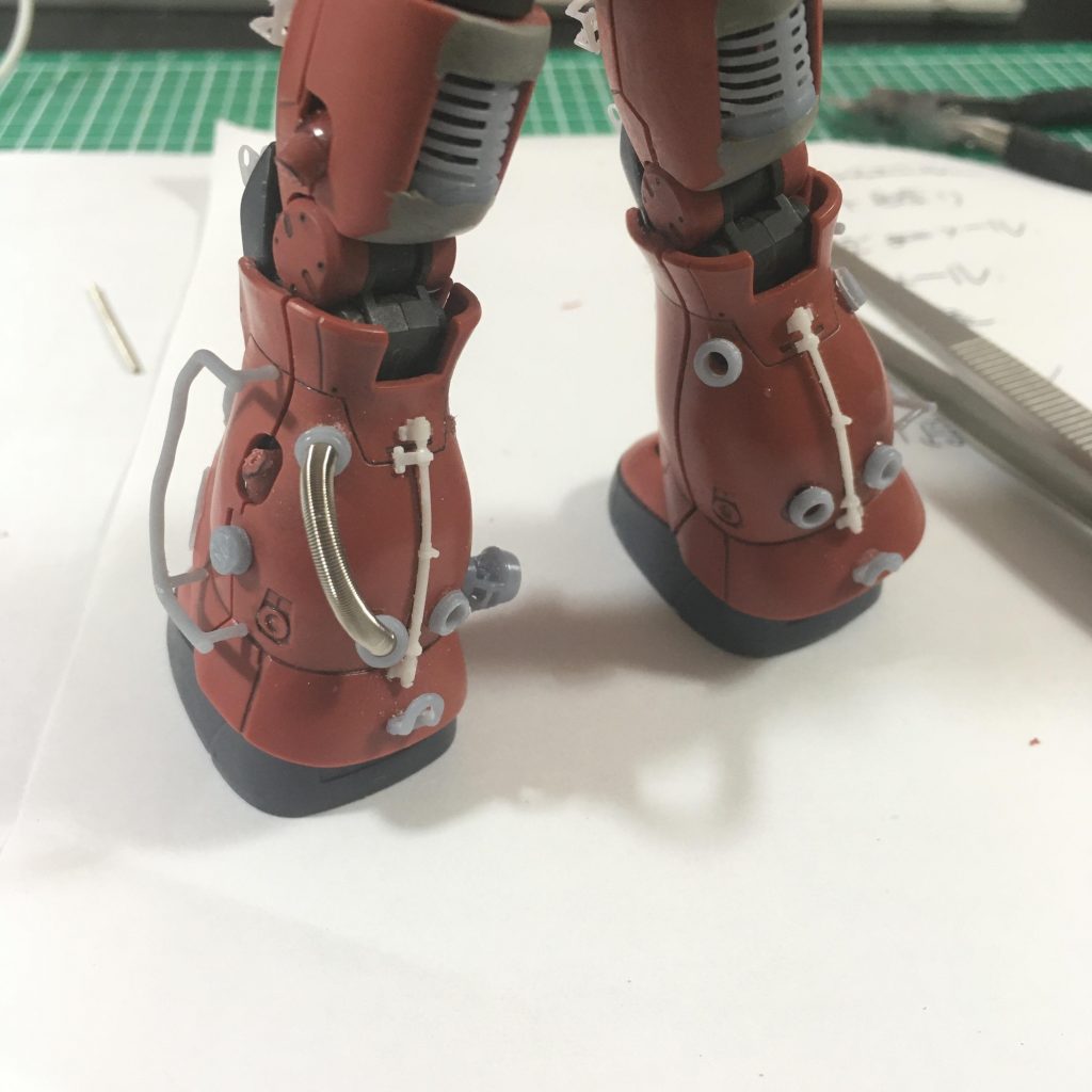 太もも裏は放熱のためのスリットをつくり、補助パイプのようなものを付け加えました。