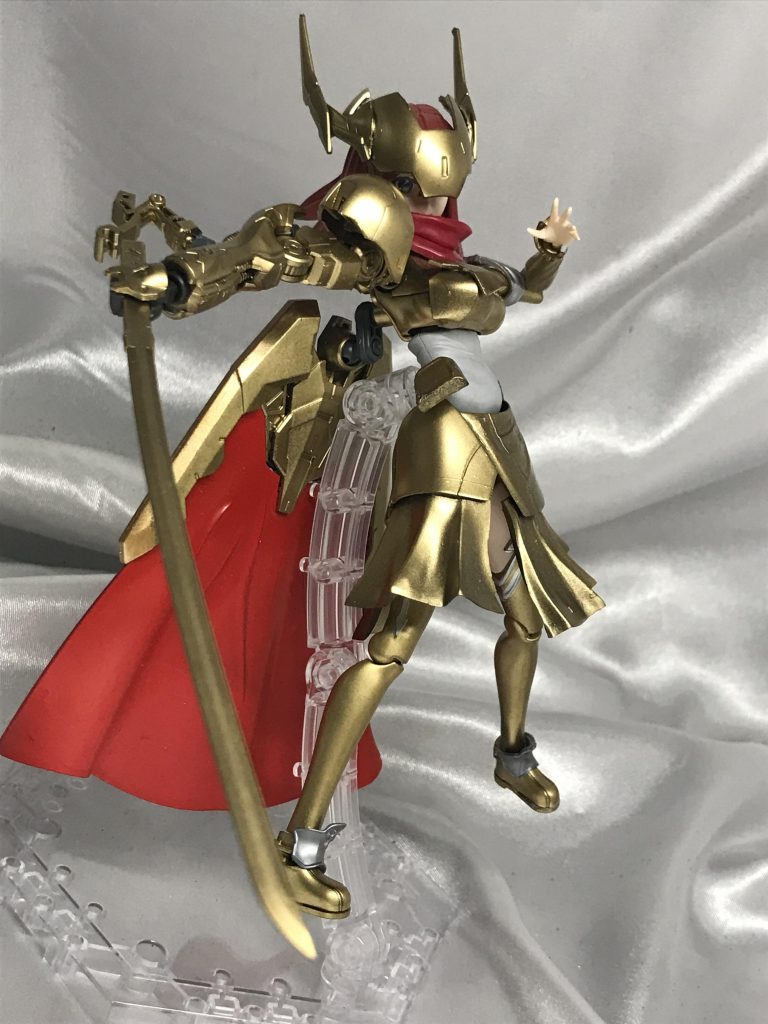 義手は武器を持てないので義手のサブアームで武器を接続しています。身体はダイバーアヤメのものにスカートパーツを市販フィギュアのものを接続しました。ささくれた金を再現すべく半乾きのものを擦って剥がれた感じにしましたがよくわかりませんな…