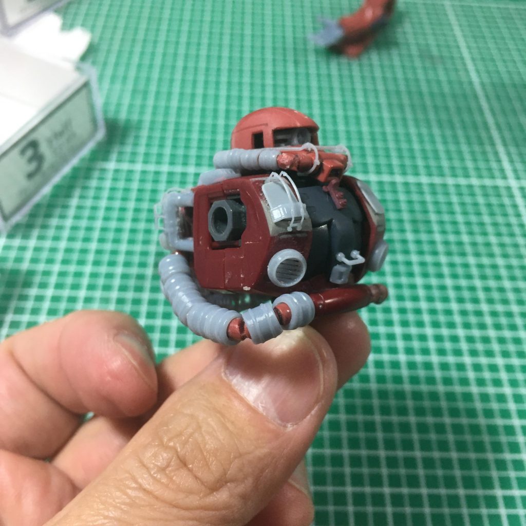 胸部はあえて左右非対称にしています。