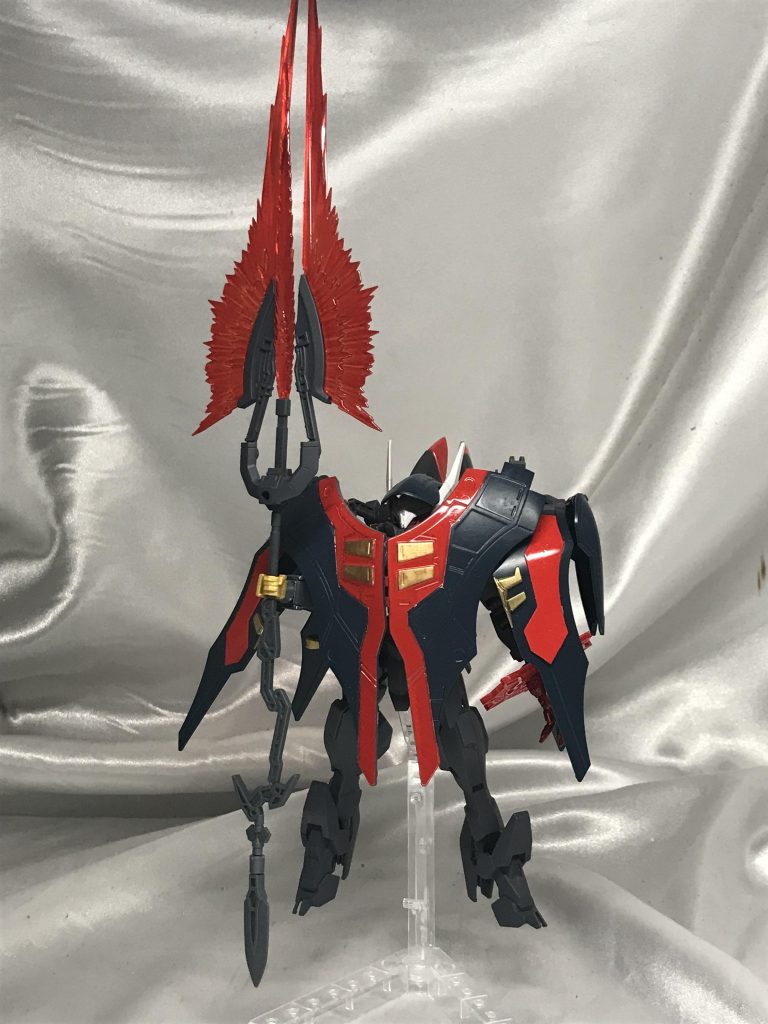 長大な槍はRGシナンジュから。柄を30ms武装、先端はHGシナンジュ、エフェクトはRGシナンジュです。クリア成形のビーム刃にクリアレッドをを吹いて赤くしました。