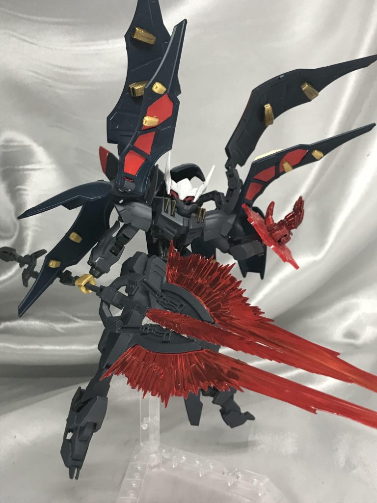 無理してますが当然片手で保持なんぞできません。ただ可動が上がっているので、しっかり両手で構えることも可能です。