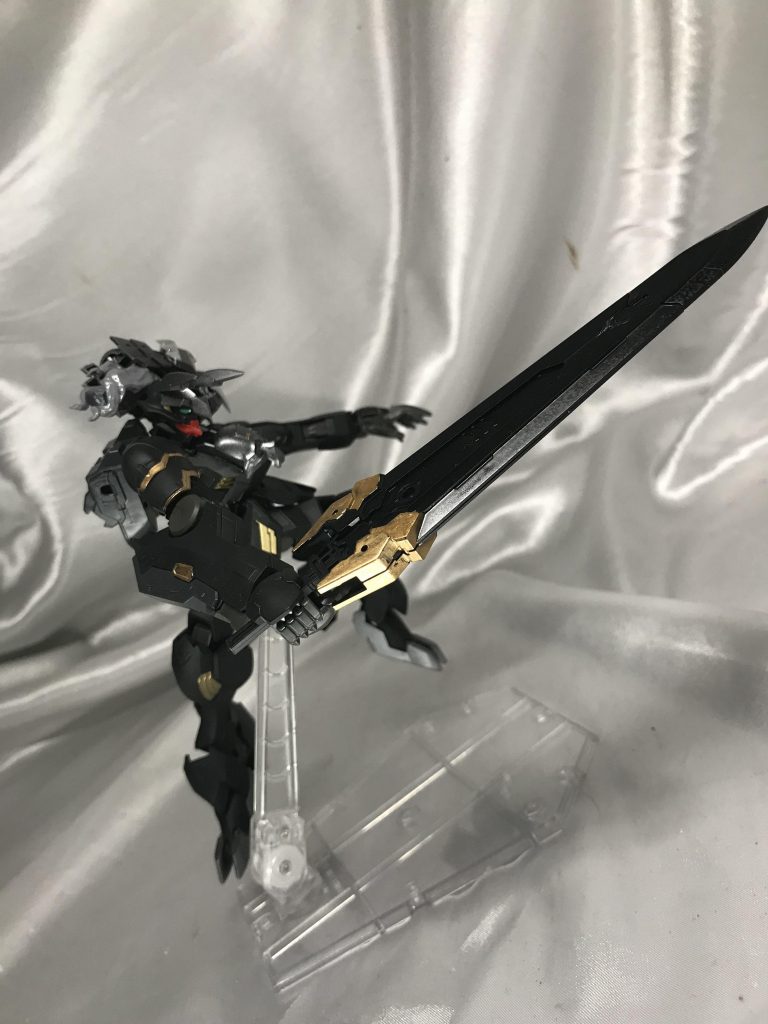 剣は30MMの巨大剣。赤黒い炎のエフェクトが欲しい!(笑剣は根元から先端に行くにつれて艶が出て来るようにしました。