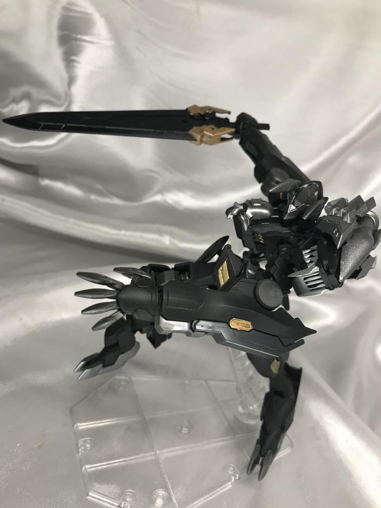 左肩は他社のビーストヘッドにジャンクパーツ、ガチャのエフェクトを使って髪っぽいものを追加して獣風の装備を付けました。畏れよ。