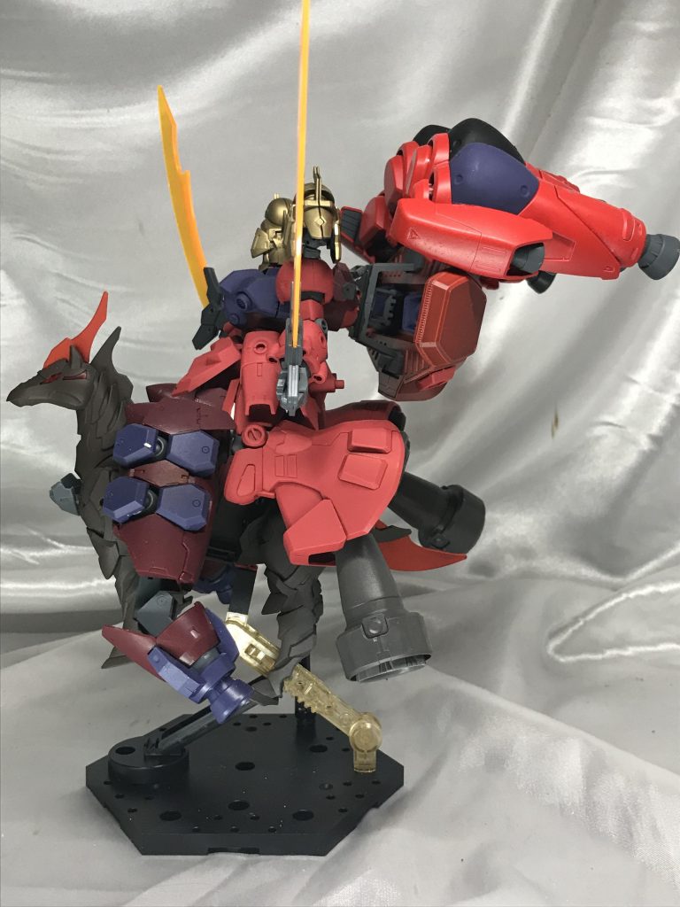 申し訳程度の馬。背中にGP02の盾を接着し、バインダーをガン盛りしました。足は膝を曲げているのではなく関節を取っ払って短くしています。