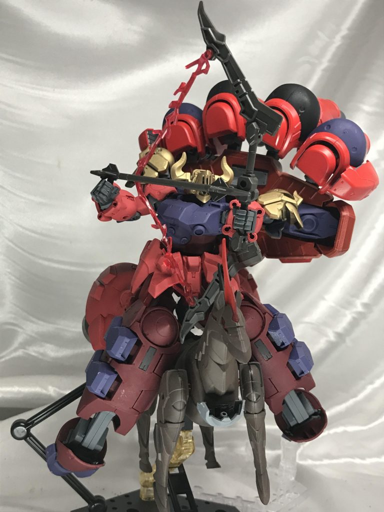 あとは弓、「グラビタス・ダインスレイブ」はるか遠くから正確にぶっ放してきます。馬に乗っているので最恐の流鏑馬です。