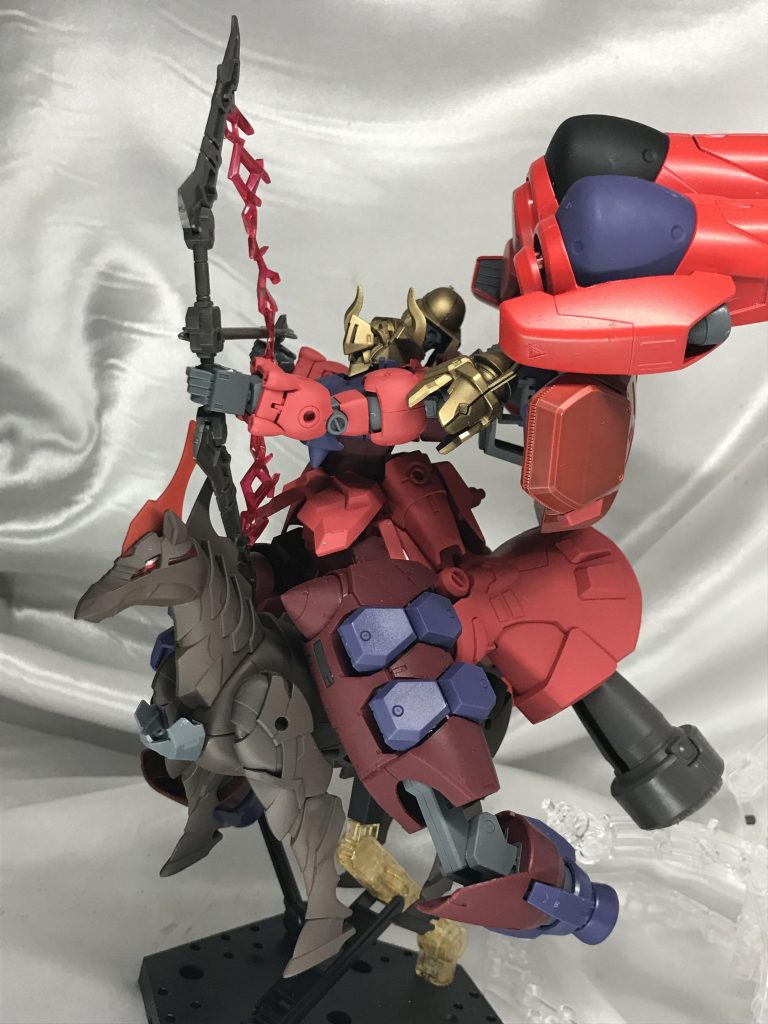 バインダーが背中に接続なんで、胴をひねると重量負荷がえらいことになります。馬に弓はやはり似合いますな(///▽///)