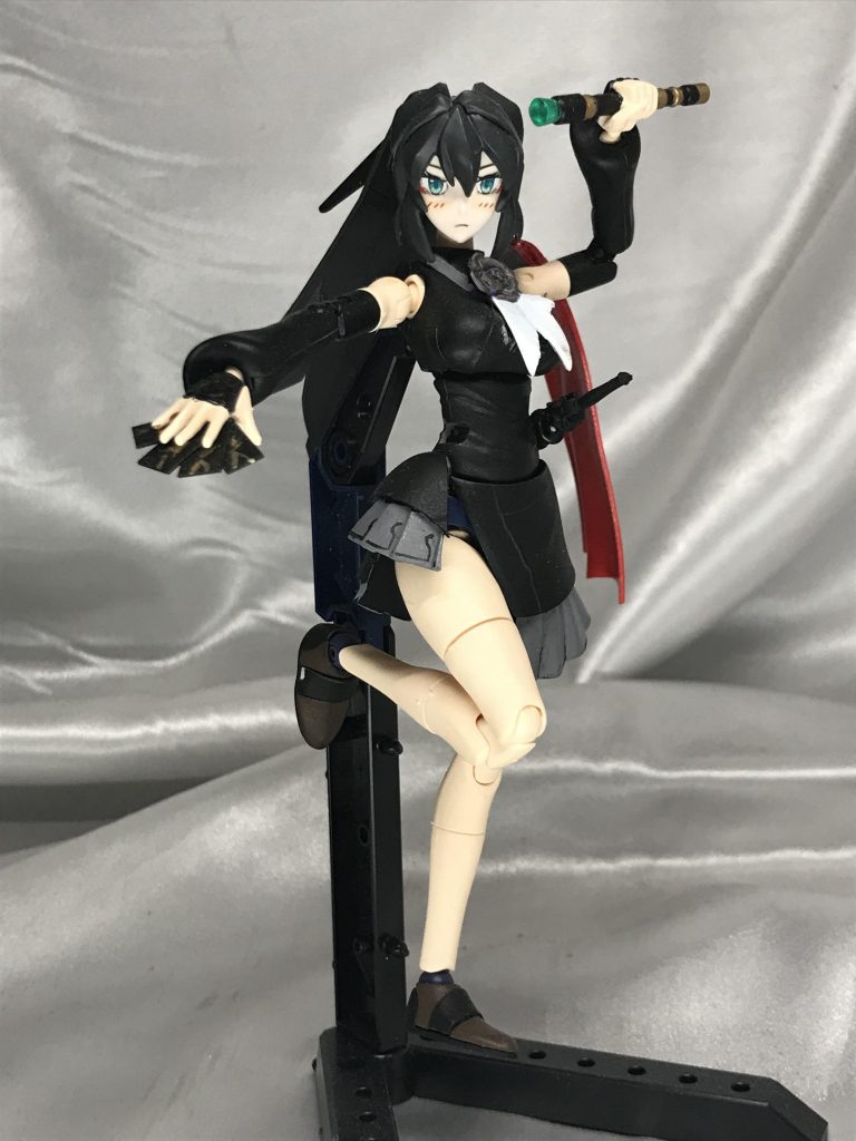 可愛いポーズ。頭はメイ、体はアヤメさんから。スカートは左右の長さを変え、市販フィギュアのスカートを接続しており長さの差を出しました。