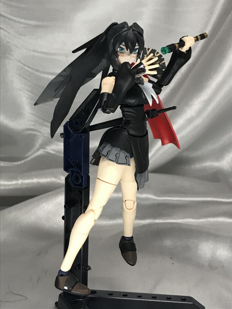 護符はプラ板に落書きして複数枚揃えました。アシンメトリーなスカートから伸びる綺麗な足のイメージが強いので、それを目指しました。