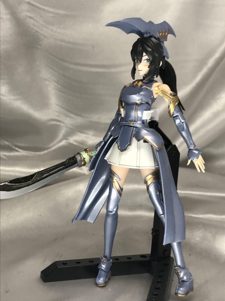 青龍刀を思わせる肉厚な剣は他社の武器セットから、えはアスナのものを使っているので問題なく保持できます。髪の毛は30MSのポニテを接続し、角との干渉を防ぎました。