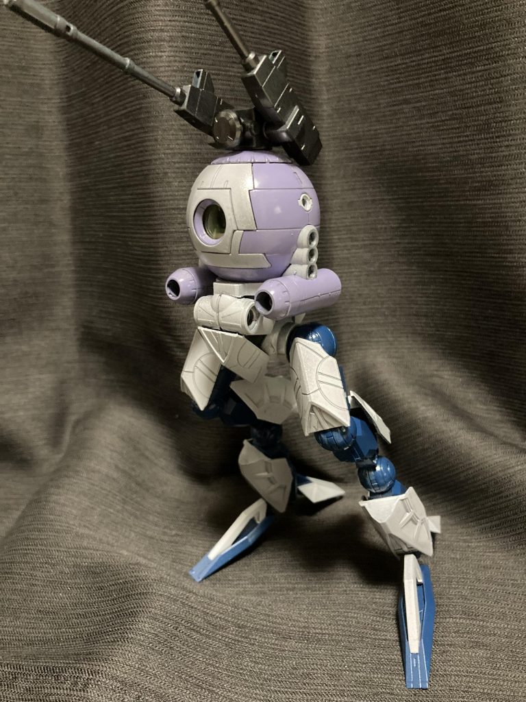 腕無し。正直、この方がおさまりがいい気がします。カラーリングはマクロスのリガードを参考にしていますが、下半身はどことなくベース店カラーに見えて仕方がないｗ腰の部分には余った部位購入のアーマーを張り付けています。