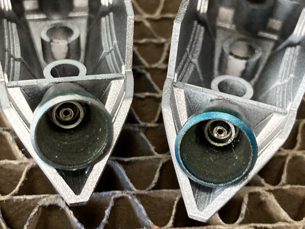 バーニアの内部は練習を兼ねて、Twitterからネタを頂いた、トランジスタ用の下駄から取り出したメタルパーツをディティールアップに仕込んでいます。