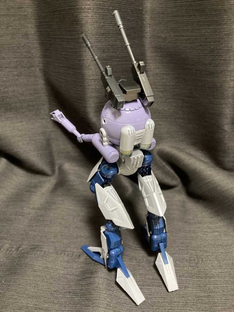 腰の後ろの部分はキャバリアーのほうに取り付け部分ごと持って行ったので、穴埋めに部位購入の太もも裏アーマーを張り付けました。同一キットから組み合わせだけあって、違和感のなさがありがたいです。何にしても、ウォドムポッドは入手しやすく、かつ、弄り甲斐がありますねｗ