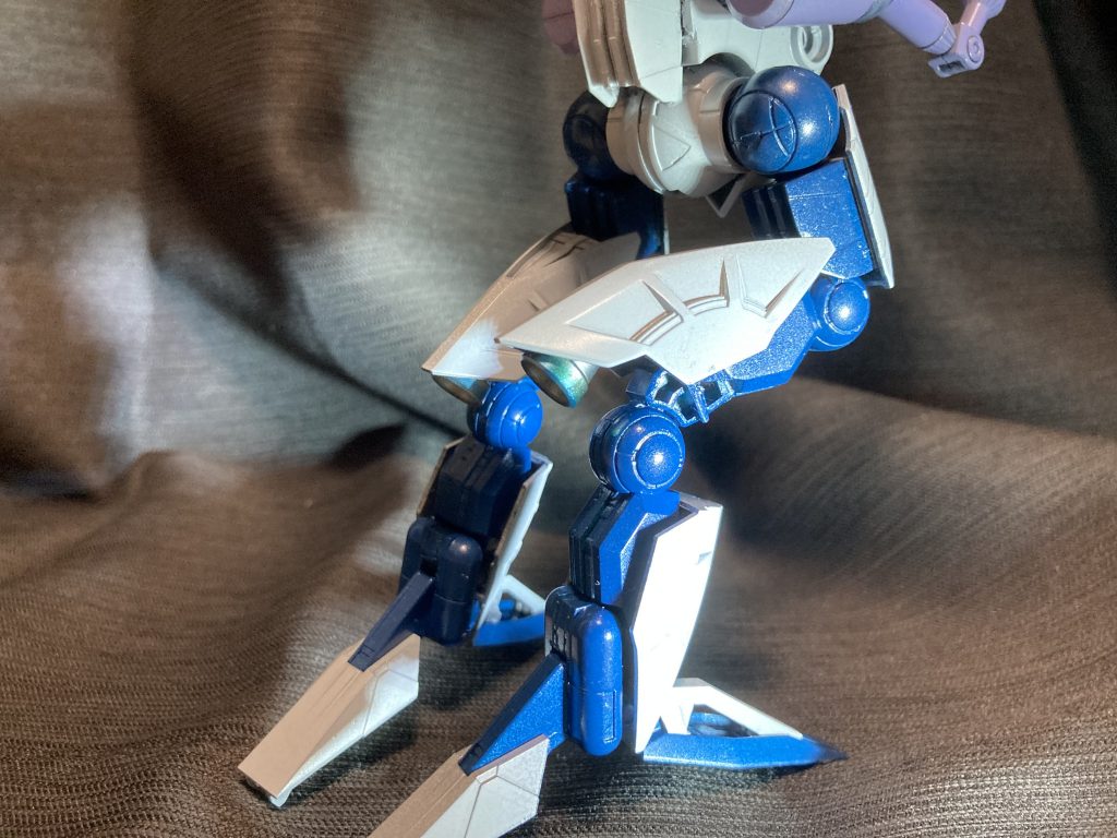 逆関節部につけたアーマーには汎用のバーニアを仕込みました。機会があれば逆関節のウォドムポッドも作ってみようと思いますｗ