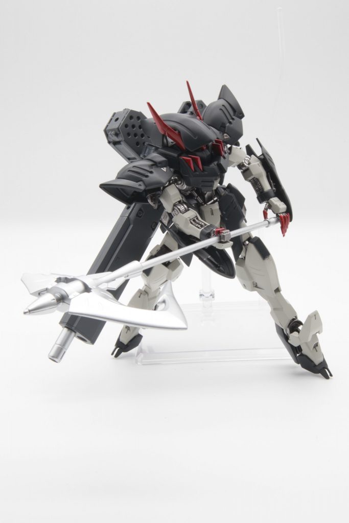 マントは肩アーマーにポリキャップを仕込んで取り外せるように。