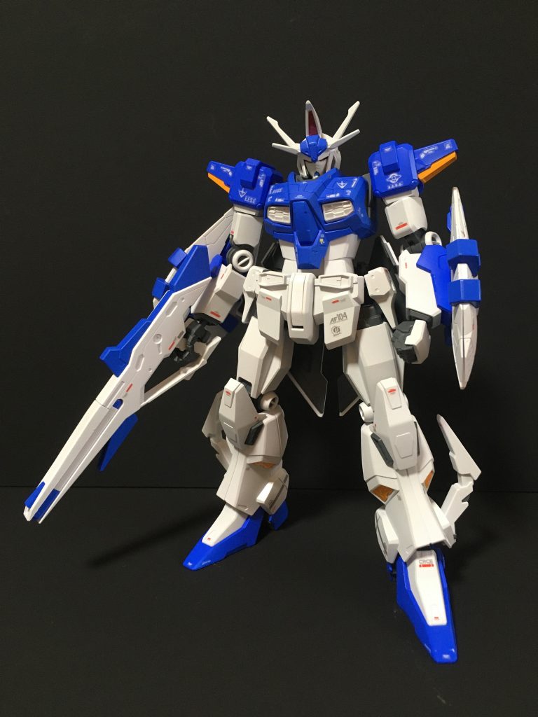 オデュッセウス正面ショット設定のオデュッセウスガンダムは ほとんど真っ白ですが、足、肩、腕は他Z系機体と同様に青色で塗装しています。
