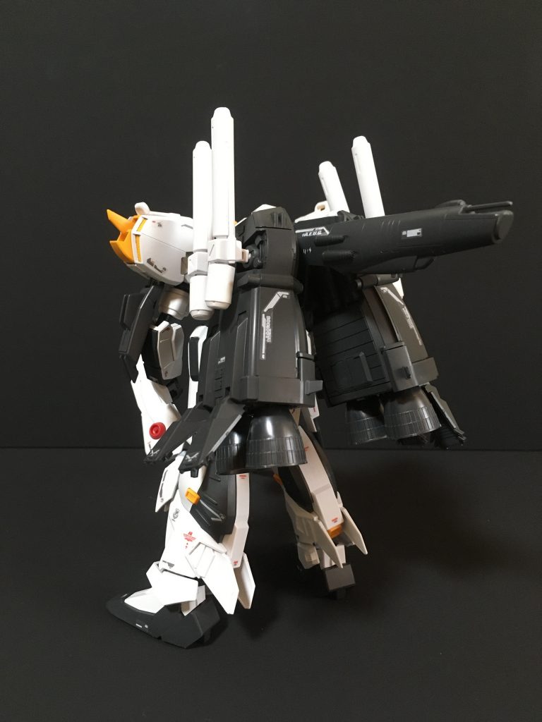 後方ショット。テールスタビライザーの配色は悩みましたが、ダークブルーとしています。