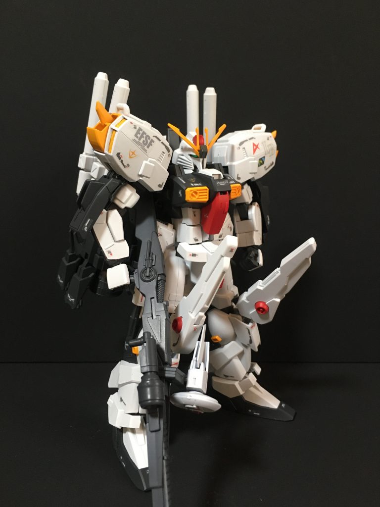 右前面肩のウィングアーマーはイメージ合わないので外しています。Sガンダムは青色の大きな肩が特徴ですが、白色で塗装すると雰囲気が大きく変わったように思います。