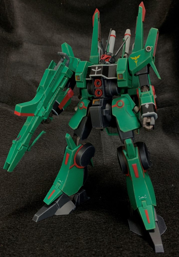 こいつは元々発売当時にZZ版に改造するつもりで買っていたものです。半端に組んで放置していたものが春先の掃除で出てきて、保存状態が良かったので今回の製作となりました。もうZZ版は出ているので、じゃあ袖はそのまままにカラーだけでもっということでこのように仕上げました。