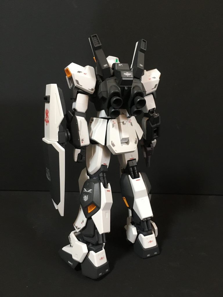 後方ショットこれまで投稿しているニューガンダムカラー機もティターンズブルー1で塗装しています。ティターンズブルー1(2も)は色合いが非常に良くお気に入りです。以前はスプレー缶塗装+部分筆塗装で制作していたのですが、ティターンズブルーはスプレー缶が絶版で手に入らないので、エアブラシ+コンプレッサーを購入したという歴史があります。